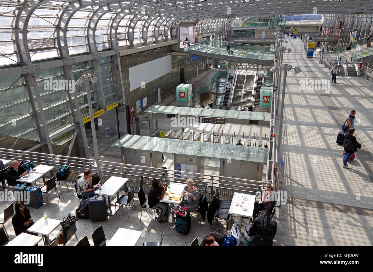 Dalla stazione ferroviaria di Torino Porta Susa di Torino, Torino, Italia, high-tech struttura arcuata368 m di lunghezza, 30 m span. Foto Stock