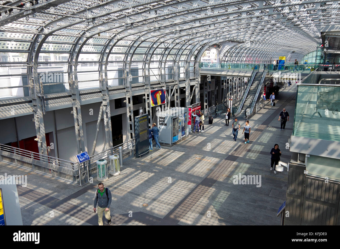 Dalla stazione ferroviaria di Torino Porta Susa di Torino, Torino, Italia, high-tech struttura arcuata368 m di lunghezza, 30 m span. Foto Stock