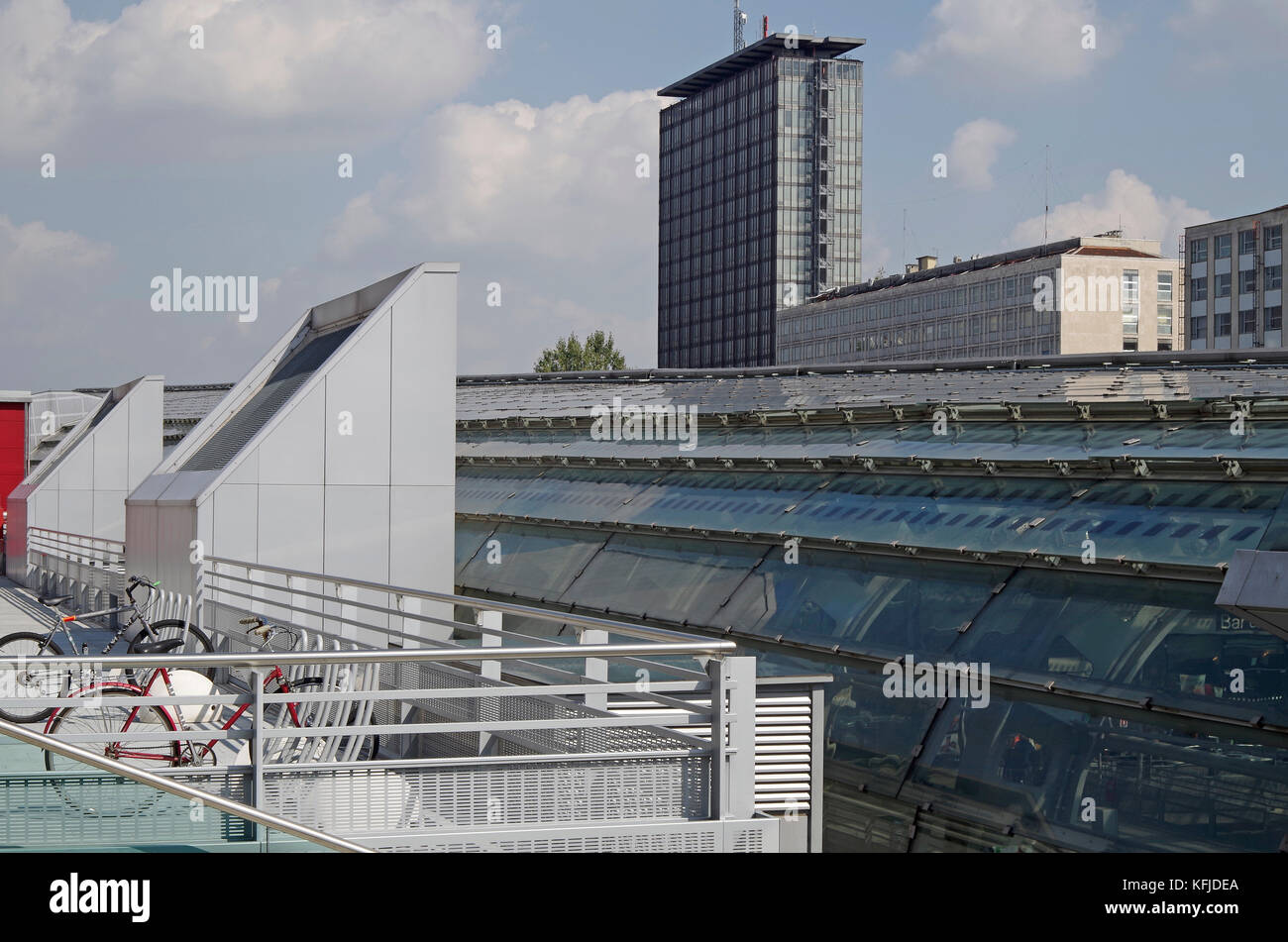Dalla stazione ferroviaria di Torino Porta Susa di Torino, Torino, Italia, high-tech struttura arcuata368 m di lunghezza, 30 m span. Foto Stock