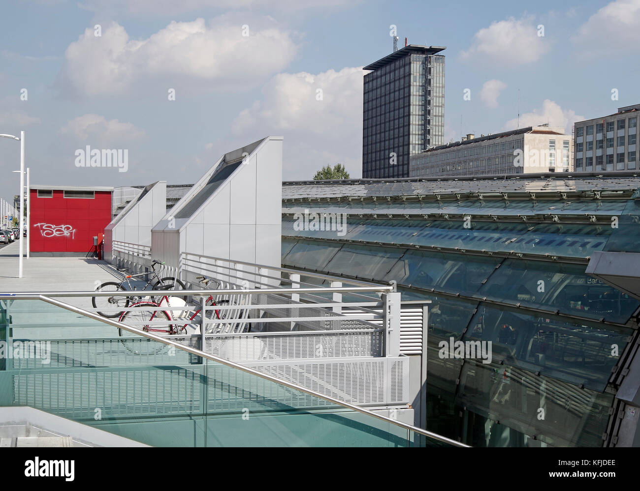 Dalla stazione ferroviaria di Torino Porta Susa di Torino, Torino, Italia, high-tech struttura arcuata368 m di lunghezza, 30 m span. Foto Stock
