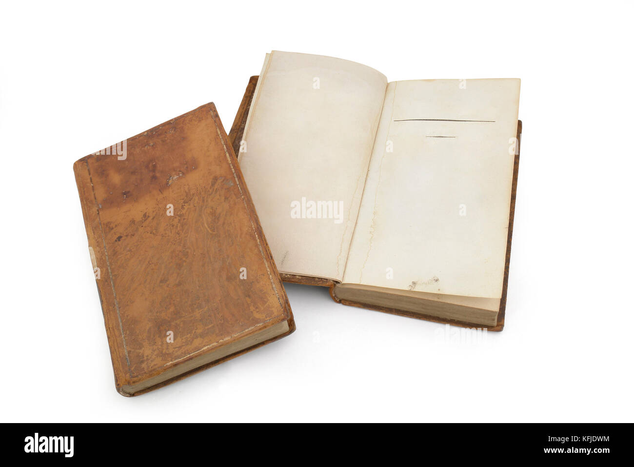 Vecchio libro aperto su entrambi vuoti shabby pagine con macchie e graffi. Foto Stock