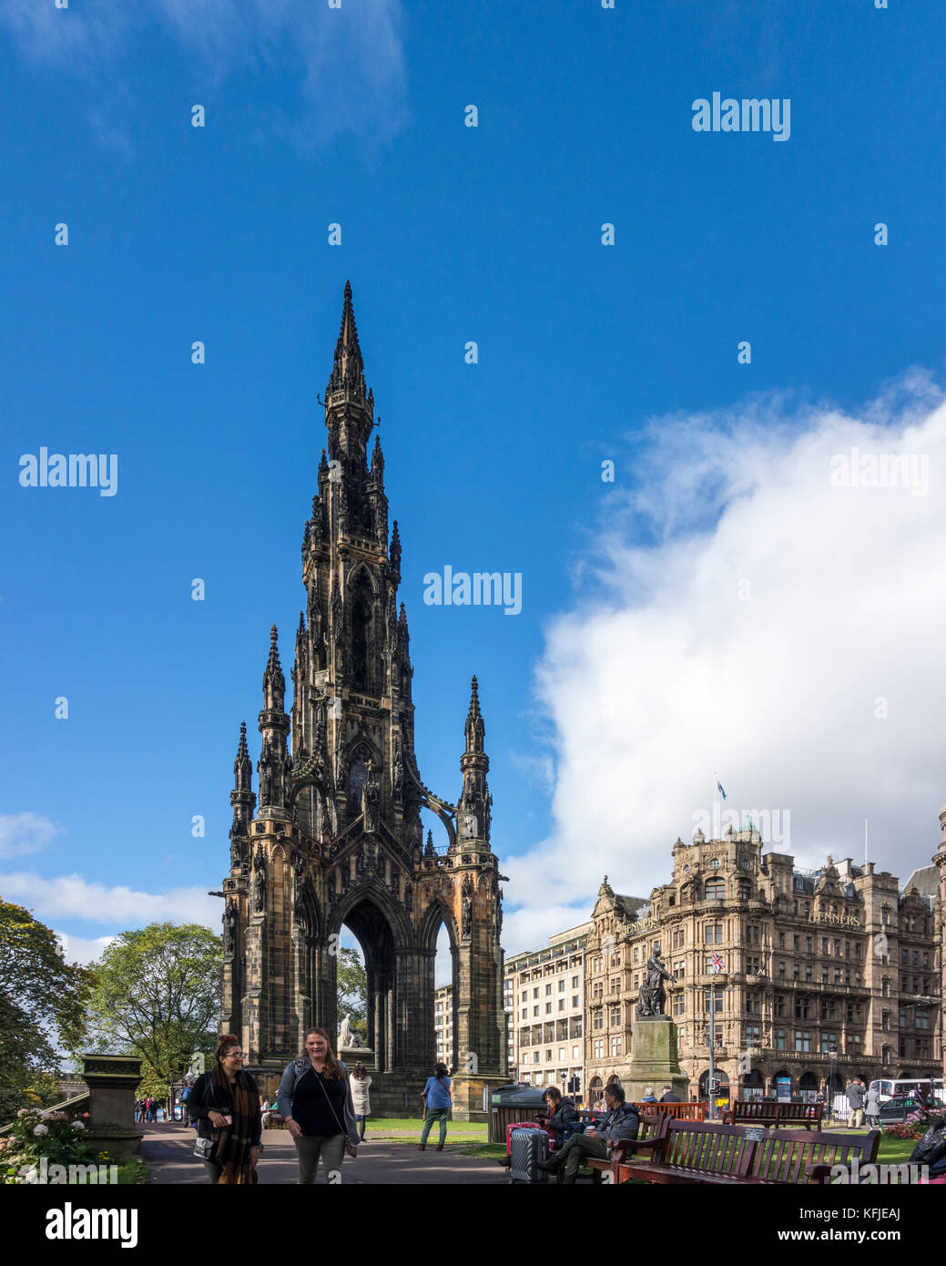 Monumento di Scott, Vittoriano torre gotica monumento a Sir Walter Scott. I giardini di Princes Street, Edimburgo, Scozia, Regno Unito Foto Stock