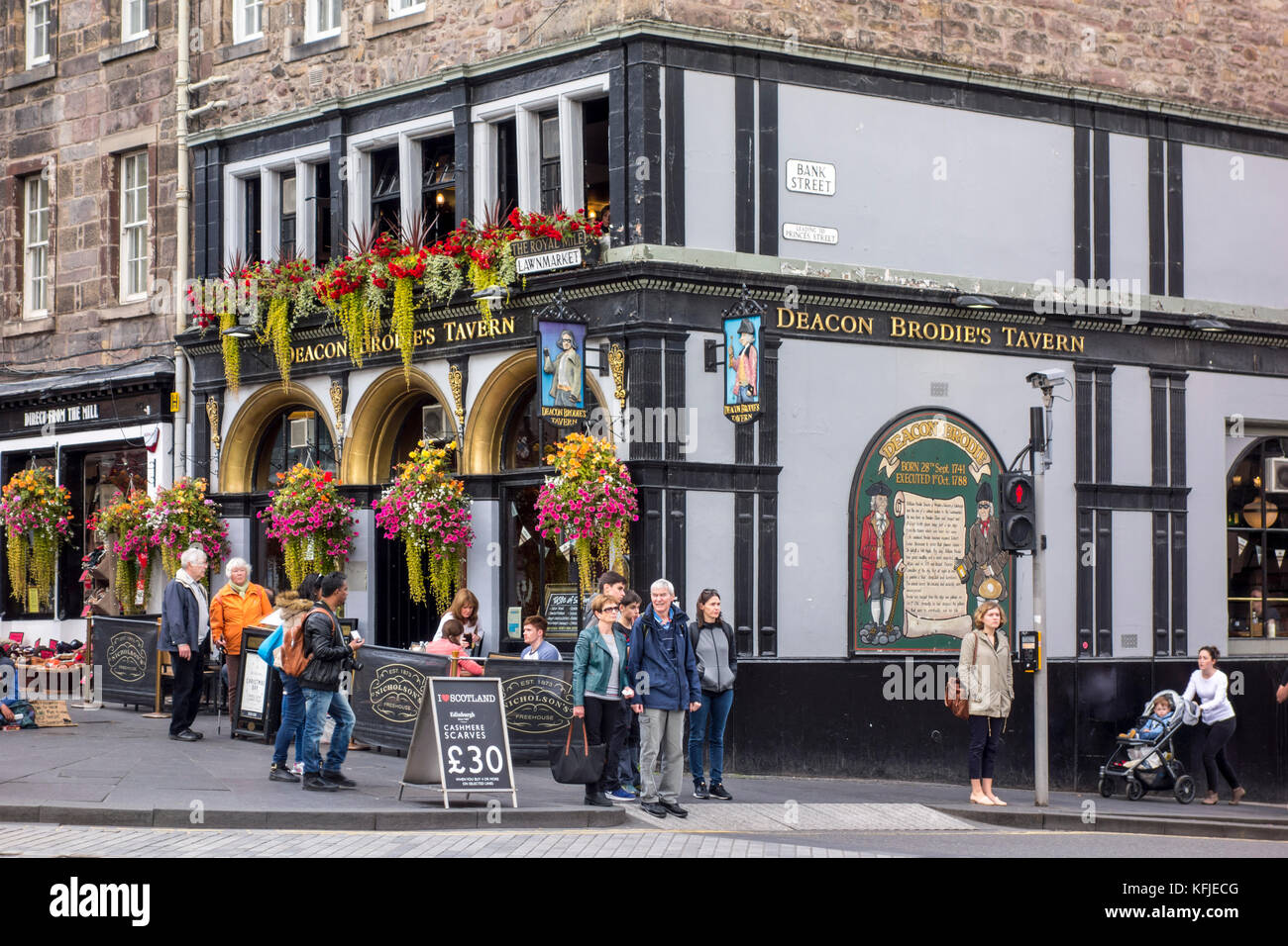 Segno e esterno del diacono Brodie's Tavern, il Royal Mile, Lawnmarket, Bank Street, Edimburgo, Scozia, Regno Unito, Foto Stock