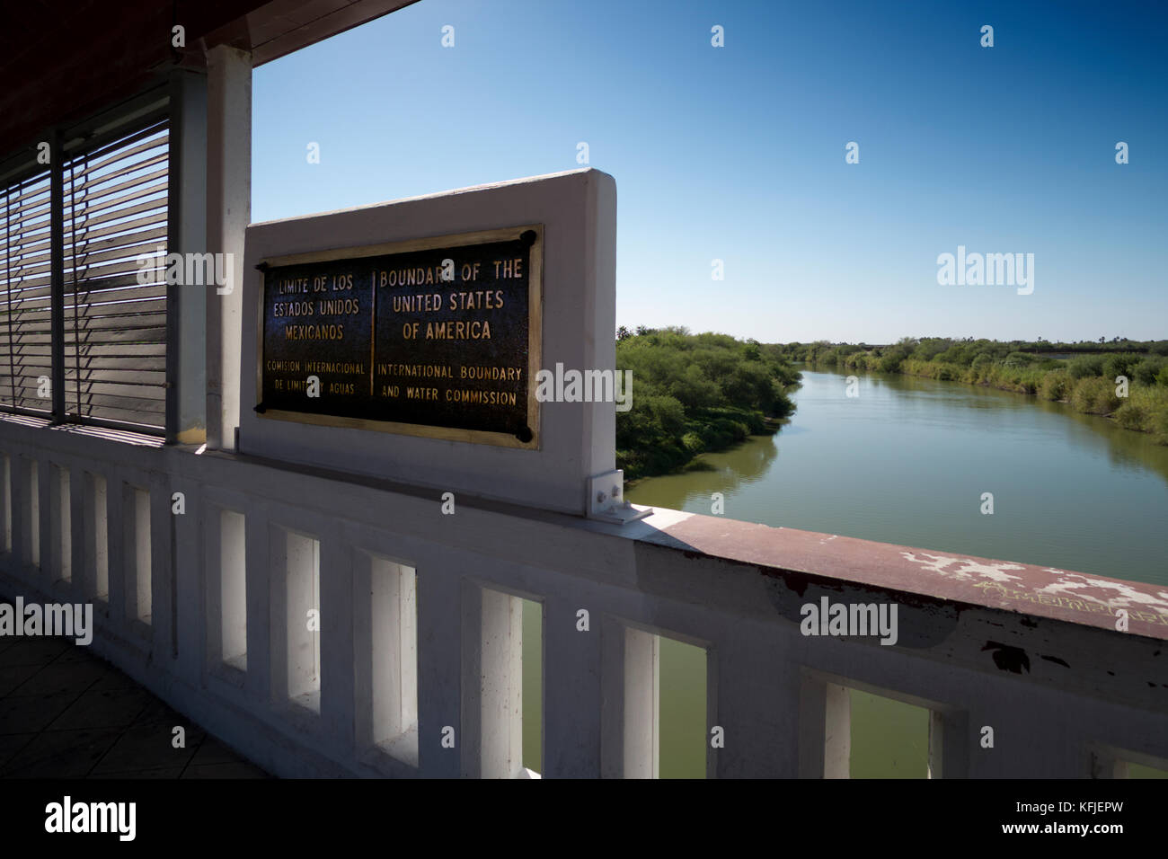 Marcatore di confine sul ponte sopra il Rio Grande tra gli Stati Uniti e il Messico a Nuevo Progreso, Tamaulipas, Messico. Foto Stock