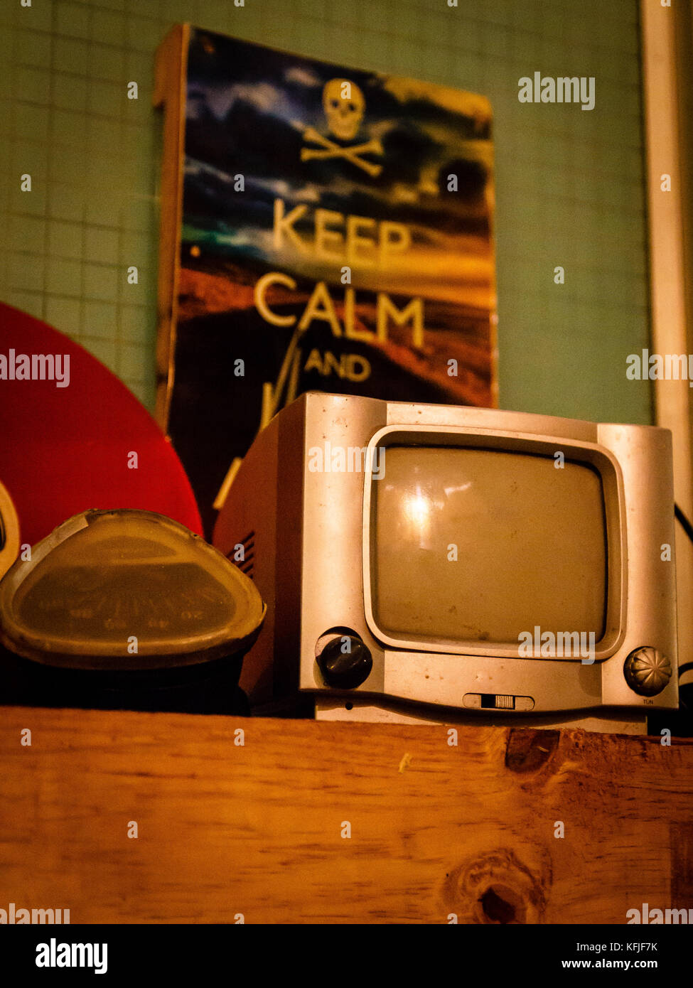 Piccola televisione sulla scrivania in legno Foto Stock