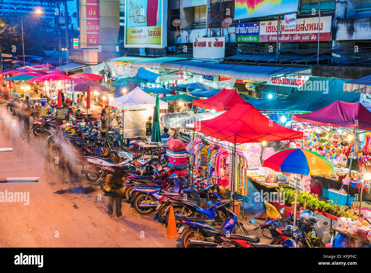 Chiang Mai, Thailandia - 30 luglio: questo è un tradizionale mercato notturno nell'area del centro di chiang mai su luglio 30, 2017 in Chiang Mai Foto Stock