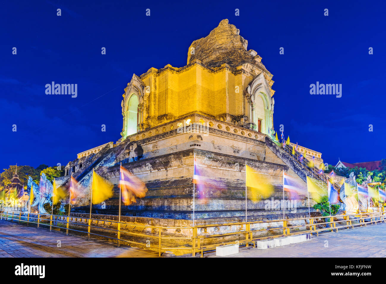Wat Chedi Luang tempio vista notturna Foto Stock