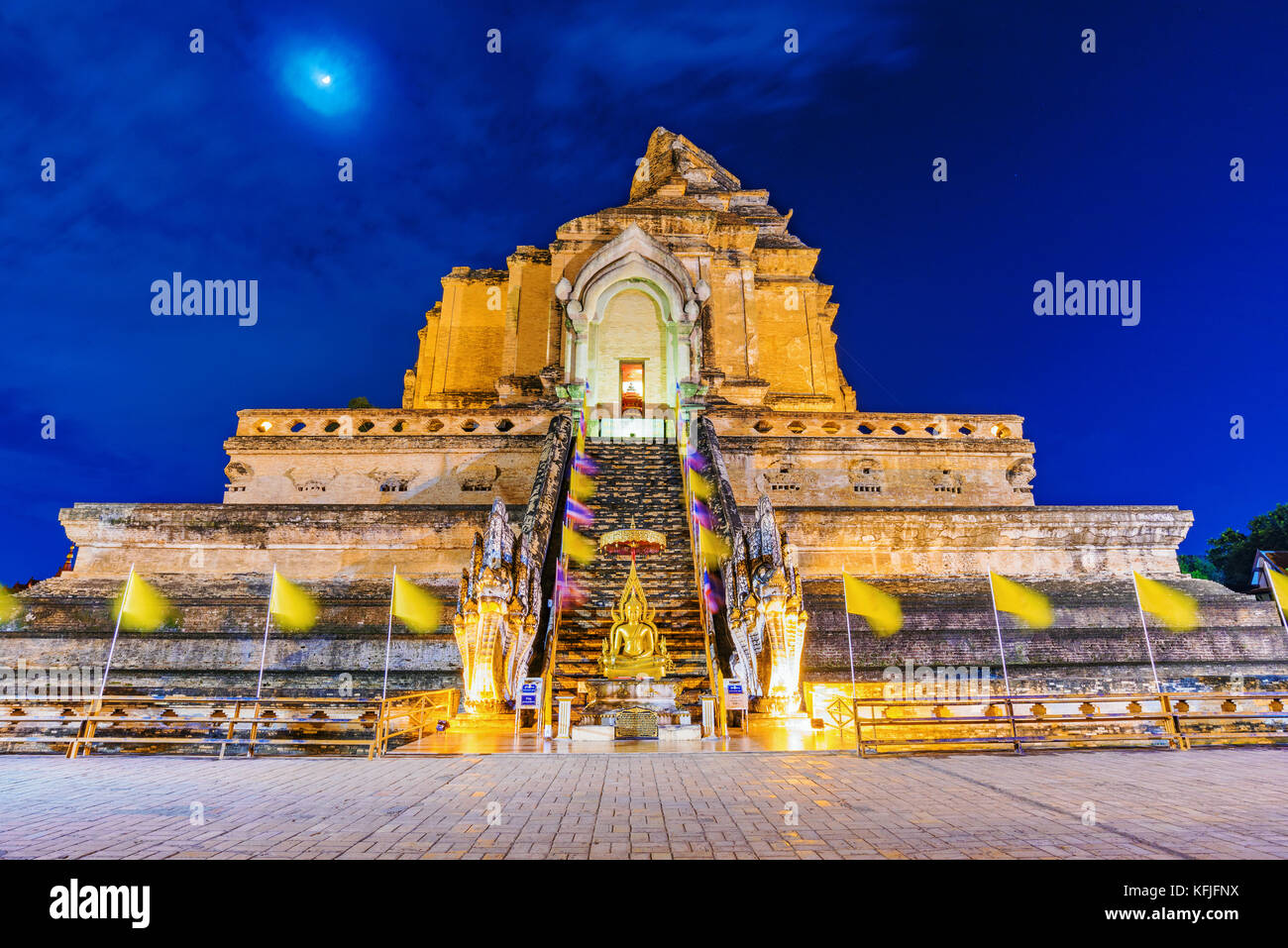 Vista notturna di Wat Chedi Luang tempio in Chiang Mai Foto Stock
