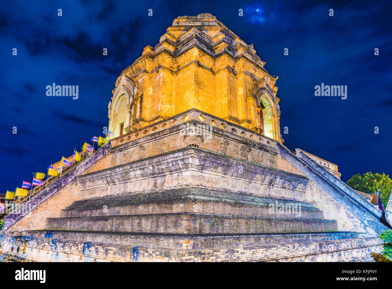 Wat Chedi Luang antiche rovine di templi di notte Foto Stock