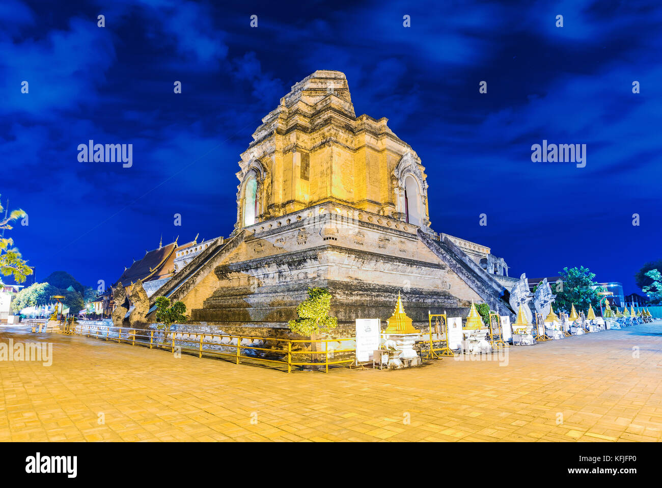 Wat Chedi Luang antiche rovine di templi di notte Foto Stock