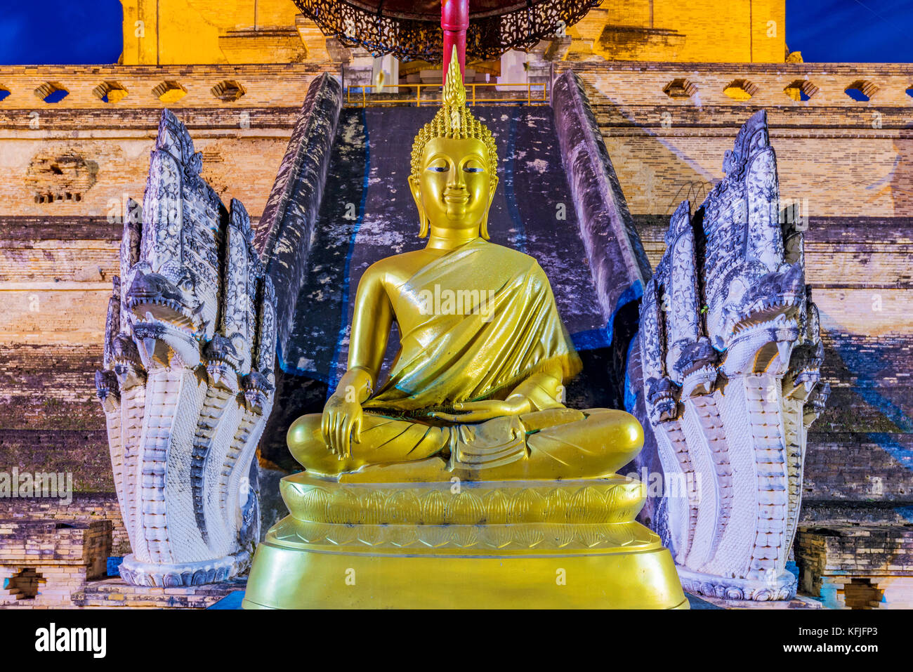 Statua buddista sulle rovine del tempio di notte Foto Stock