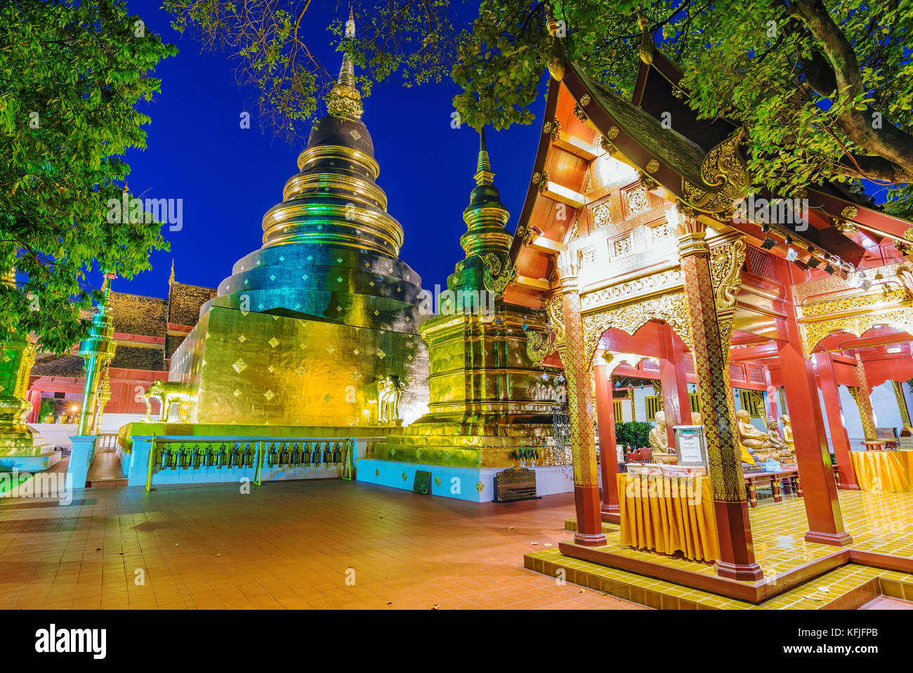 Wat Phra Sing tempio vista notturna in Chiang Mai Foto Stock