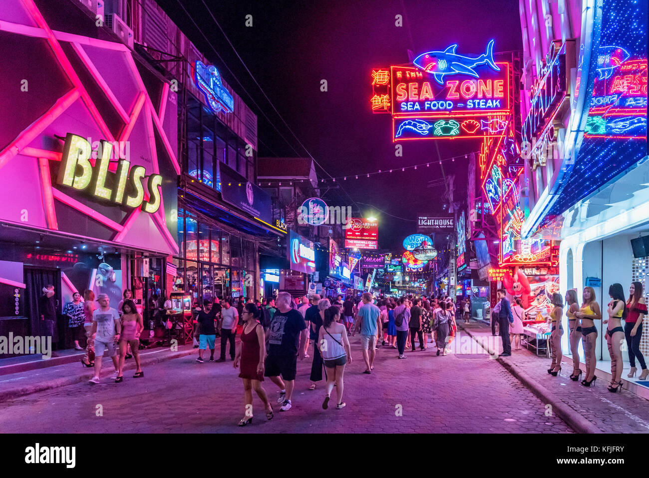 Pattaya, thailandia - agosto 07: questo è strada pedonale di un famoso quartiere a luci rosse dove molti turisti venuti di notte per visitare i club e bar in agosto Foto Stock