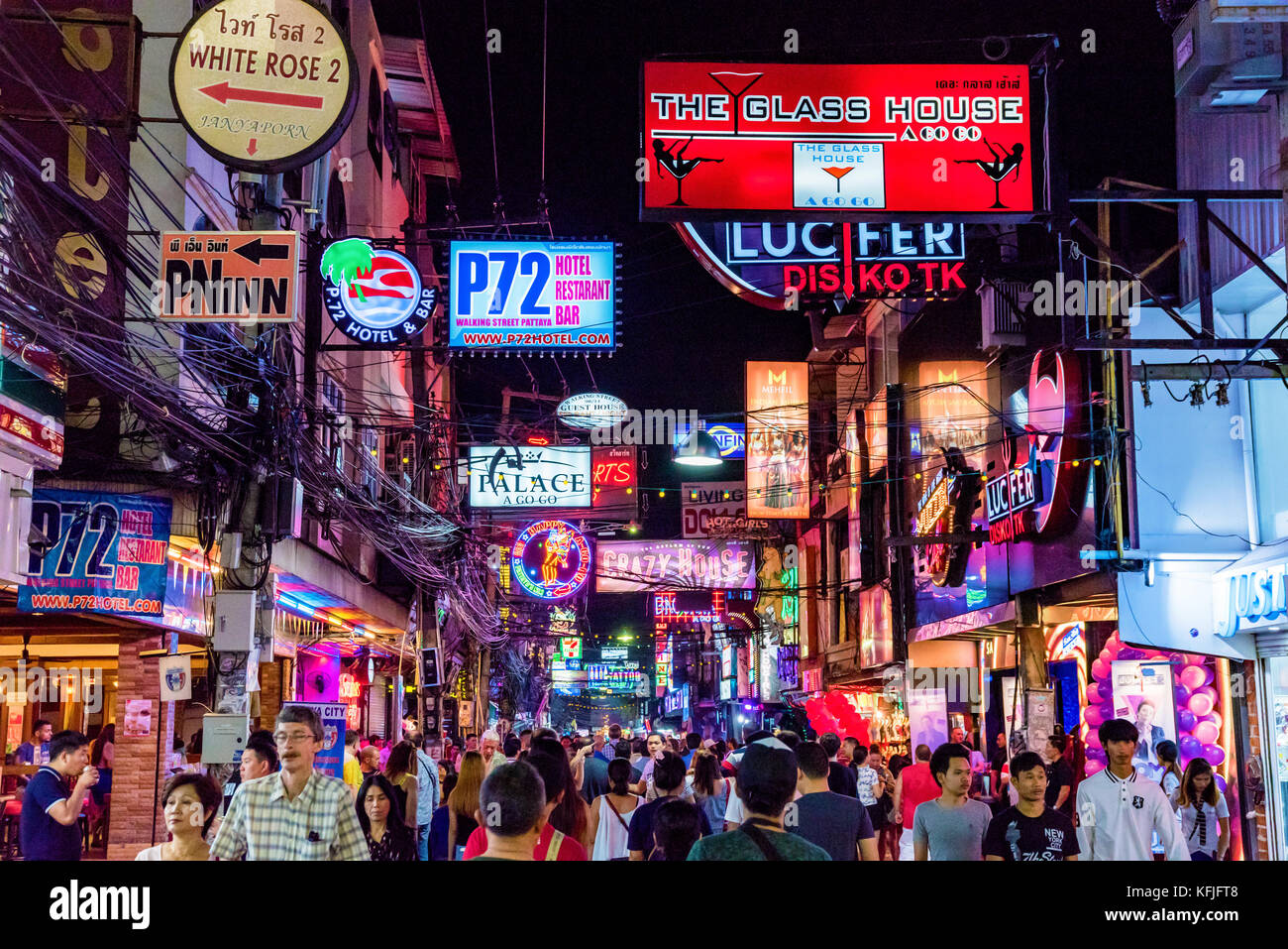 Pattaya, thailandia - agosto 07: questo è strada pedonale di un famoso quartiere a luci rosse dove molti turisti venuti di notte per visitare i club e bar in agosto Foto Stock