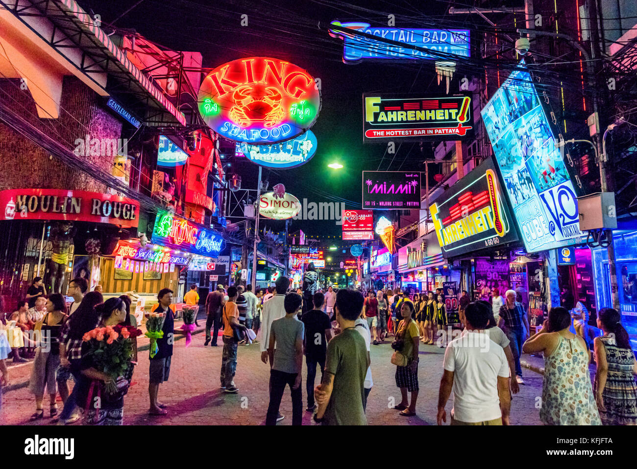 Pattaya, thailandia - agosto 07: questo è strada pedonale di un famoso quartiere a luci rosse dove molti turisti venuti di notte per visitare i club e bar in agosto Foto Stock
