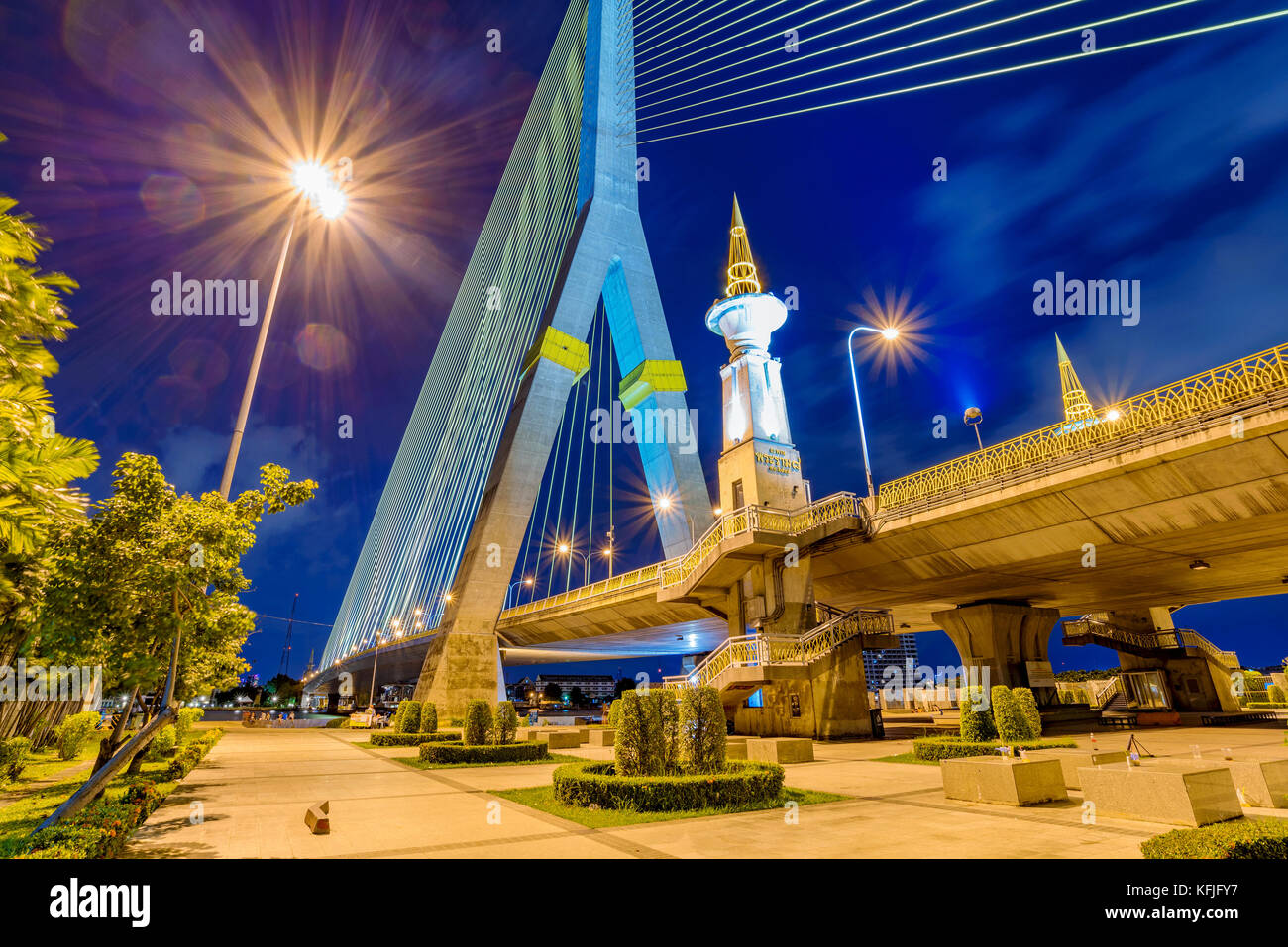 Rama viii ponte di Bangkok di notte Foto Stock