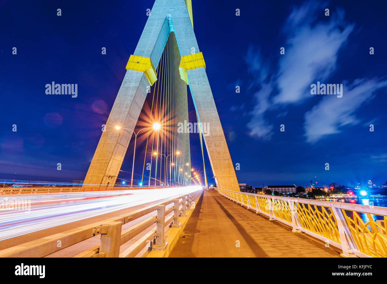 Rama viii bridge vista notte a Bangkok Foto Stock