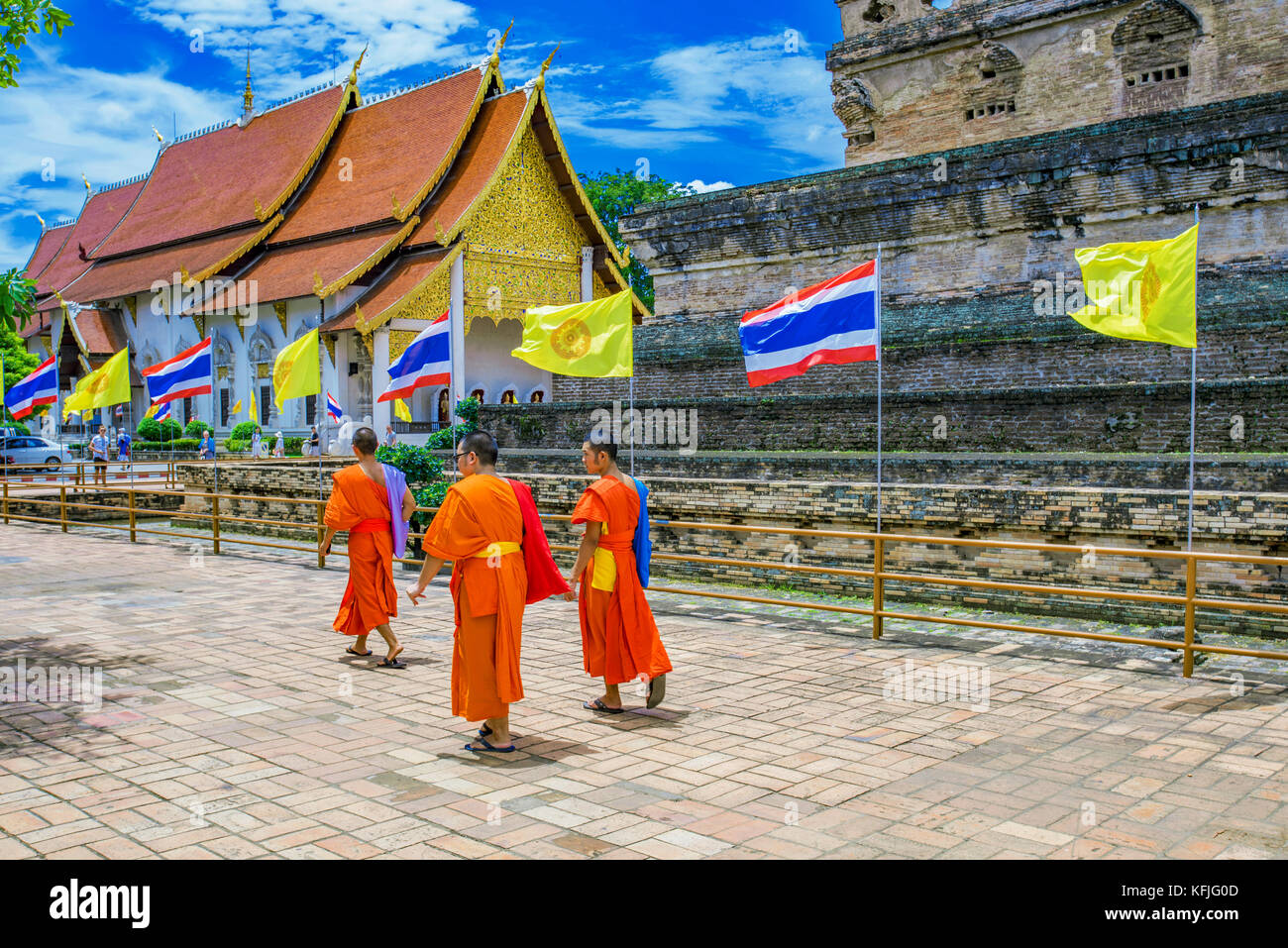 Chiang Mai, Thailandia - Luglio 26: questa è una scena del tempio di monaci passeggiate nella famosa Wat Chedi Luang tempio che è una storica e landma religiosa Foto Stock