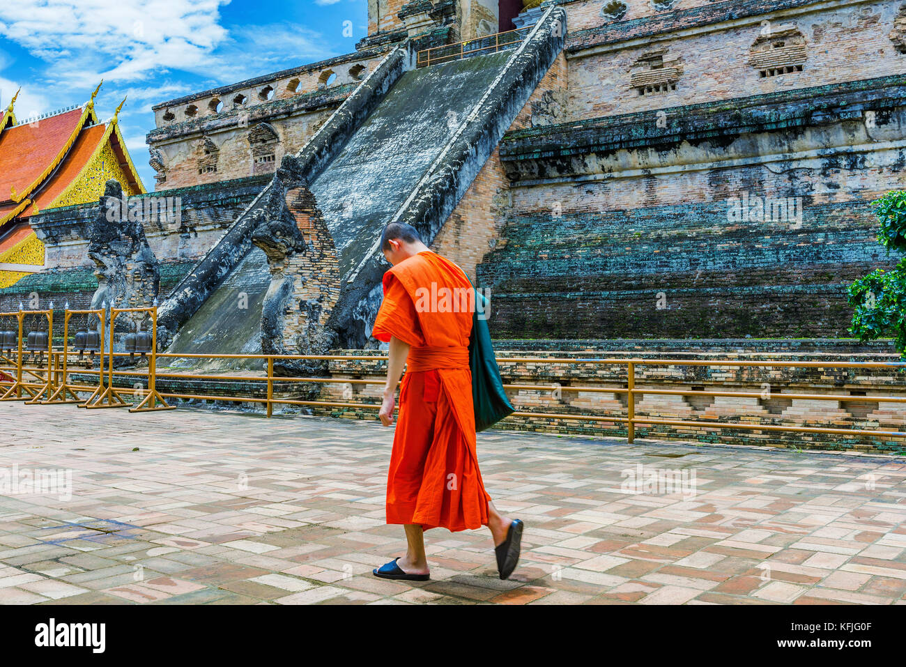 Monaco camminando sul tempio motivi in Thailandia Foto Stock