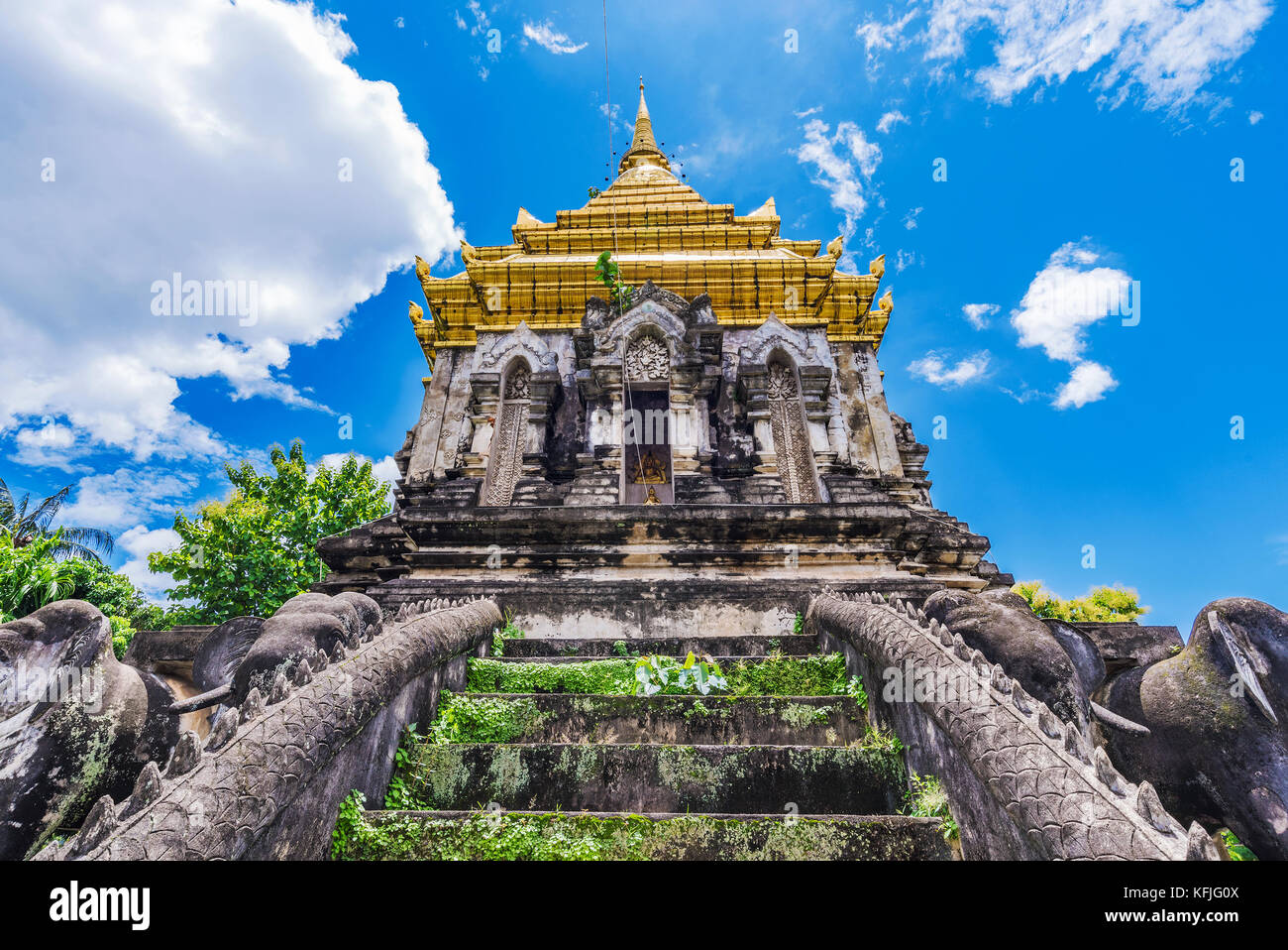 Le antiche rovine di una vecchia pagoda buddista in Thailandia Foto Stock