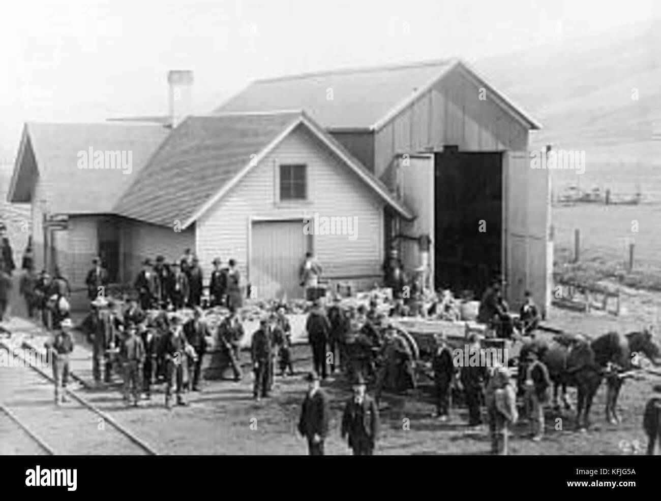 Fotografia di bare di attesa per il trasporto ferroviario per i trimestri invernali il mio sito nelle vicinanze di scofield, Utah, dopo la miniera scofield disaster il 1 maggio 1900. Foto Stock