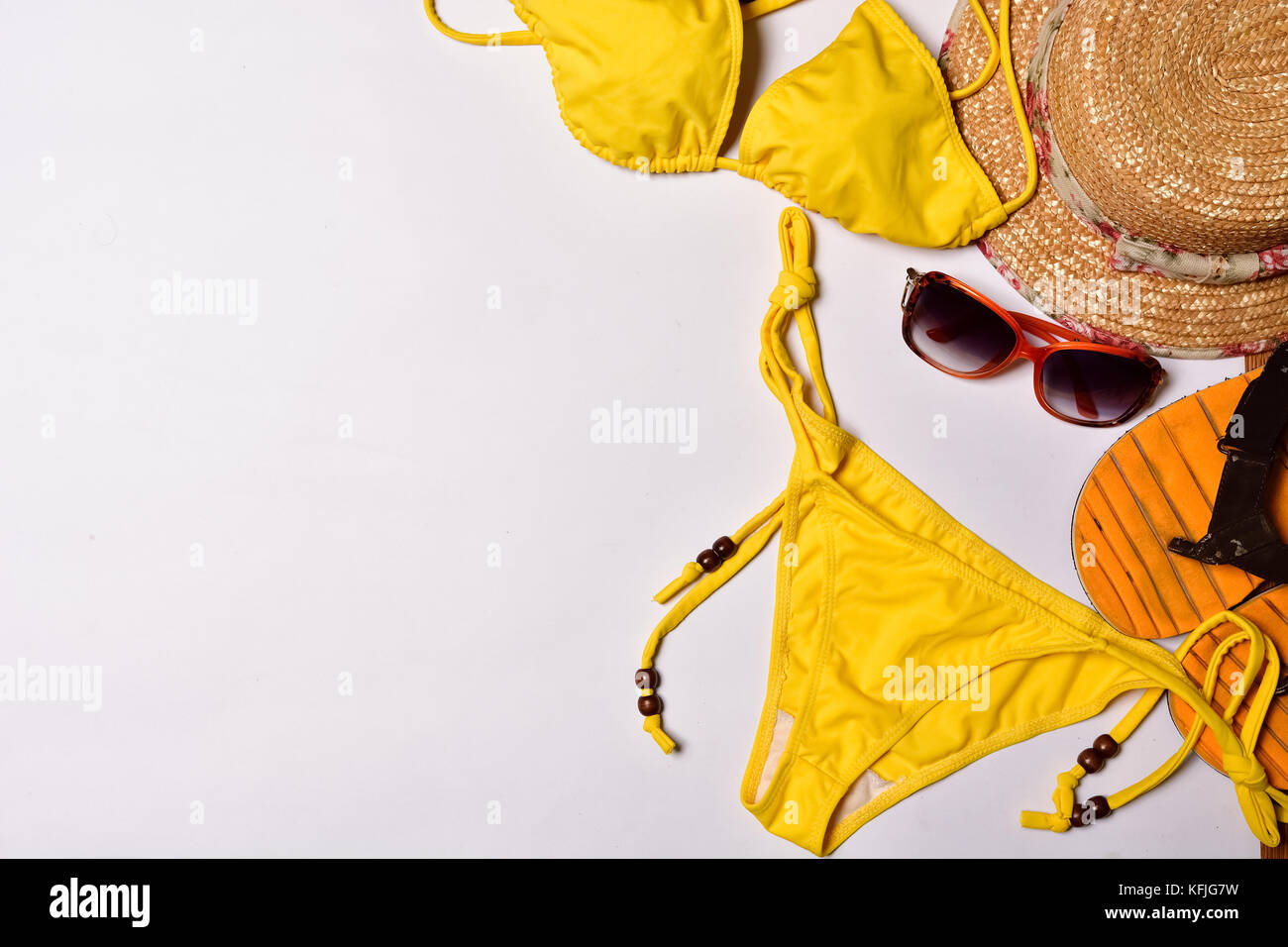 Accessori da viaggio e da spiaggia isolati su sfondo bianco Foto Stock