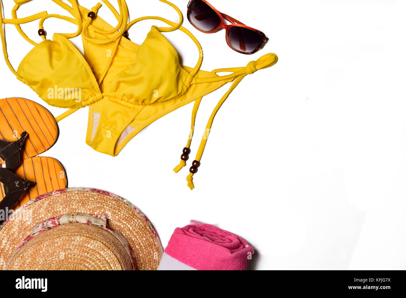 Accessori da viaggio e da spiaggia isolati su sfondo bianco Foto Stock