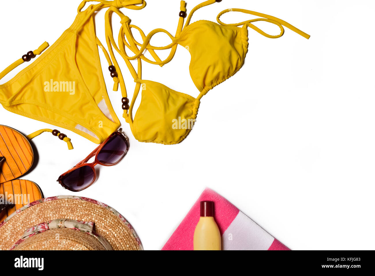 Accessori da viaggio e da spiaggia isolati su sfondo bianco Foto Stock