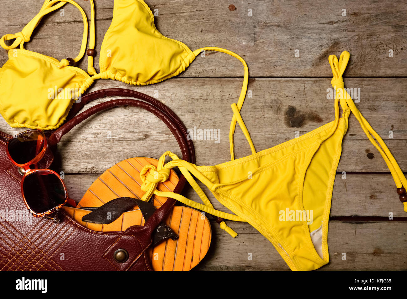 Viaggi e accessori da spiaggia su sfondo di legno Foto Stock