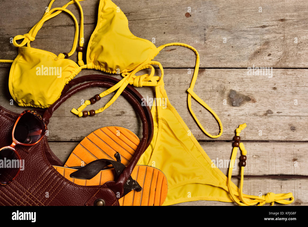 Viaggi e accessori da spiaggia su sfondo di legno Foto Stock