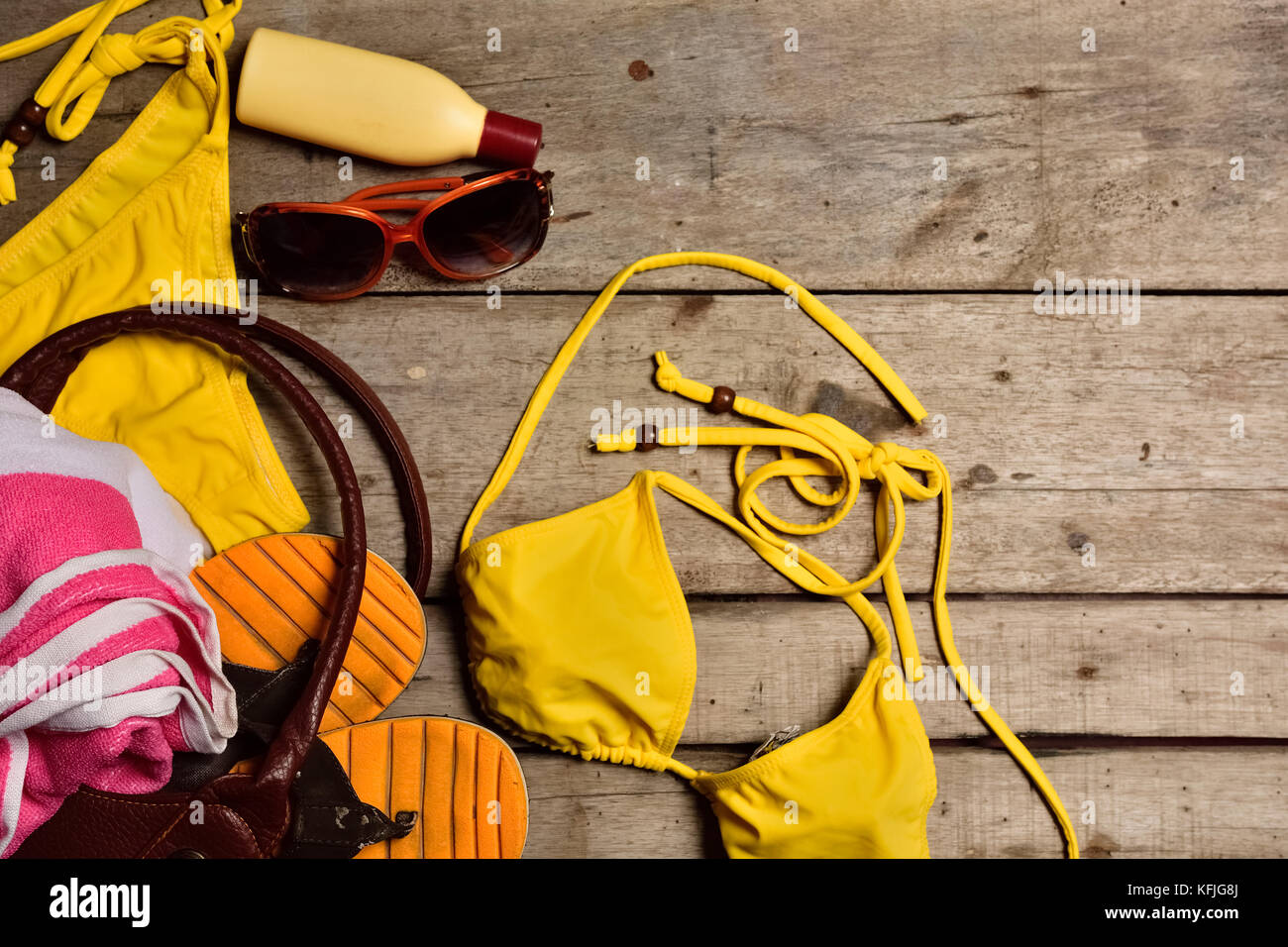 Viaggi e accessori da spiaggia su sfondo di legno Foto Stock