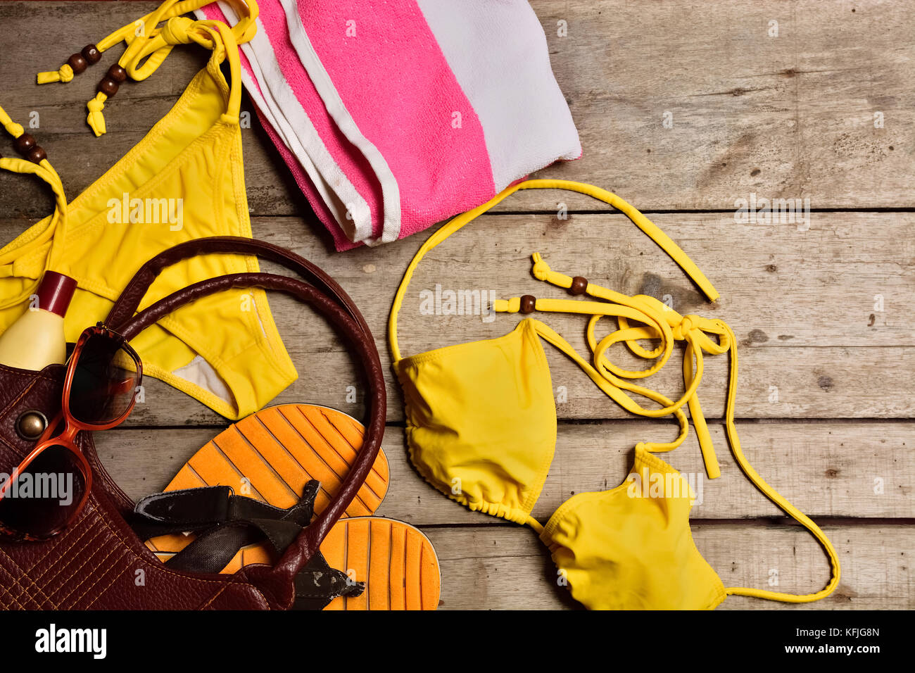 Viaggi e accessori da spiaggia su sfondo di legno Foto Stock