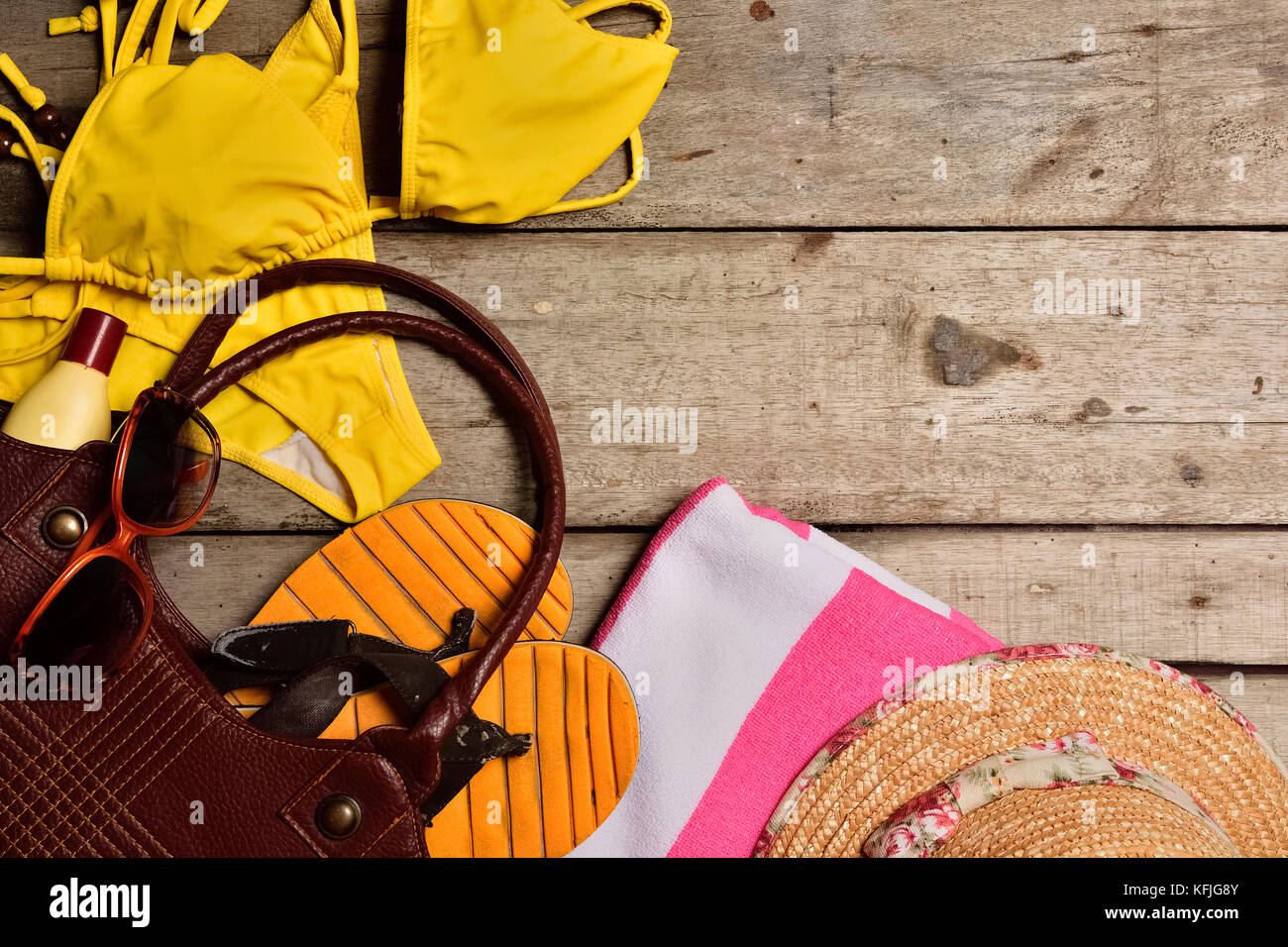 Viaggi e accessori da spiaggia su sfondo di legno Foto Stock