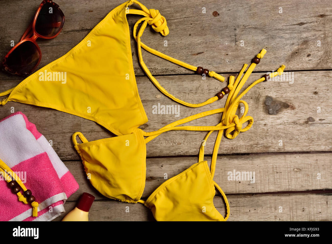 Viaggi e accessori da spiaggia su sfondo di legno Foto Stock