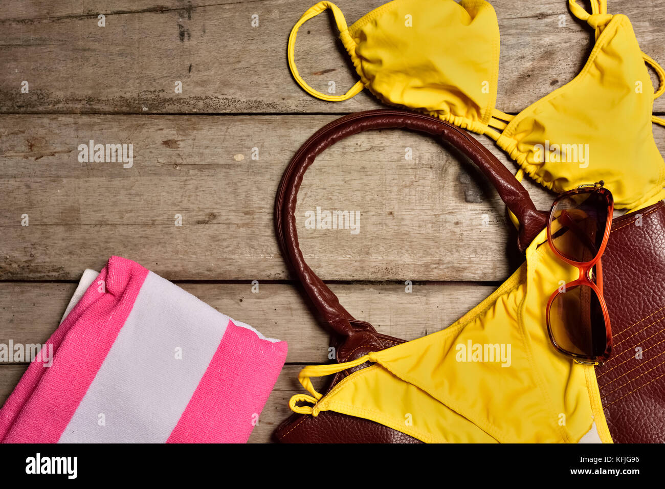 Viaggi e accessori da spiaggia su sfondo di legno Foto Stock
