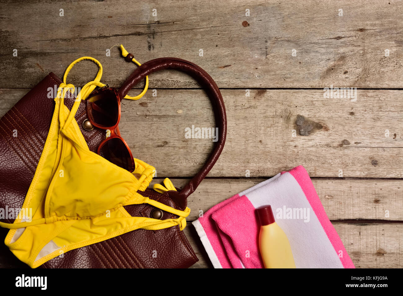 Viaggi e accessori da spiaggia su sfondo di legno Foto Stock