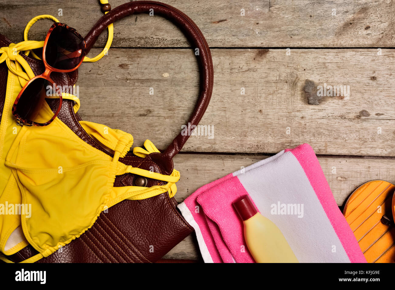 Viaggi e accessori da spiaggia su sfondo di legno Foto Stock