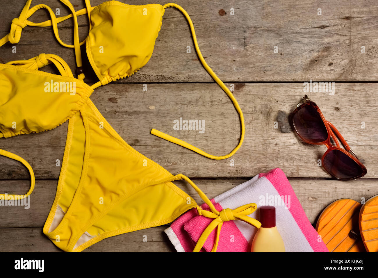 Viaggi e accessori da spiaggia su sfondo di legno Foto Stock