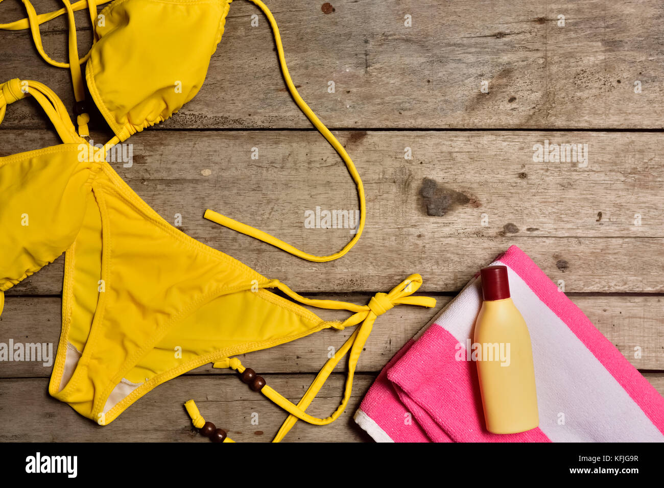 Viaggi e accessori da spiaggia su sfondo di legno Foto Stock