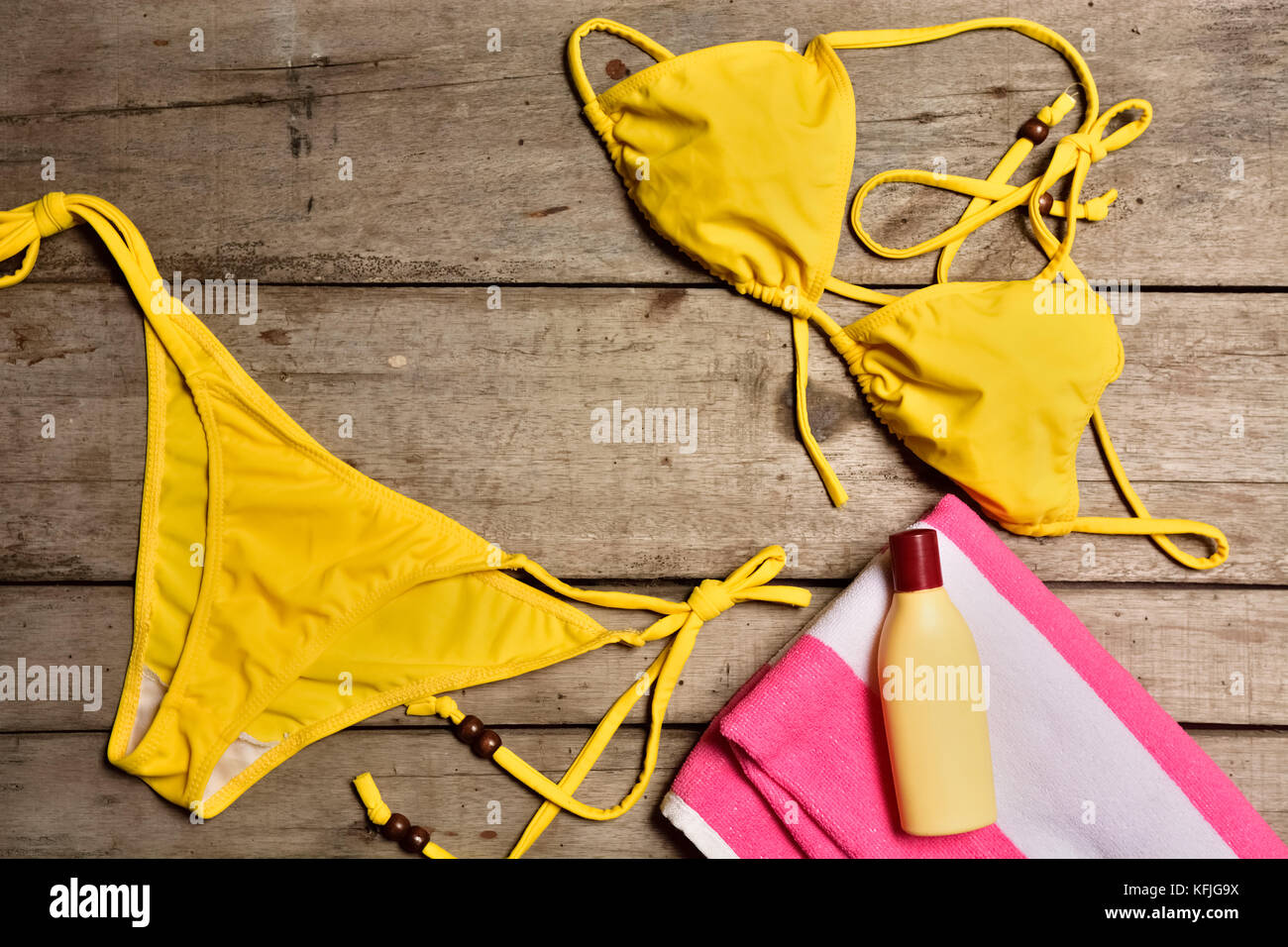 Viaggi e accessori da spiaggia su sfondo di legno Foto Stock