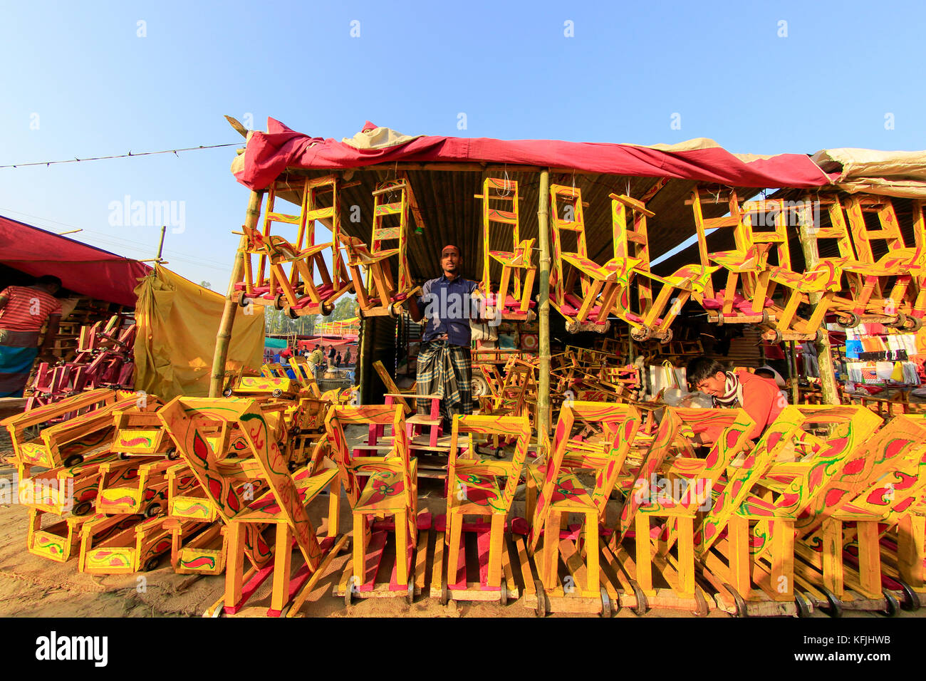 Tradizionali prodotti in legno stallo a poradaha mela a poradaha vicino al fiume garidaha in gabtali upazila di bogra distretto. bangladesh Foto Stock