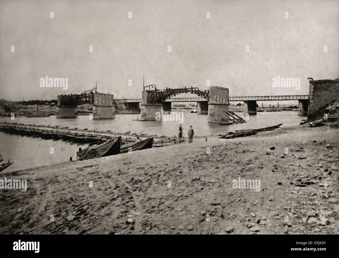 Il Comune di Parigi: Il ponte distrutto Asnières 1871 B&W lastra di vetro (12,8 x 17,8 cm) François Taponier Collection credit:Photo12/Coli. Tafonier Foto Stock