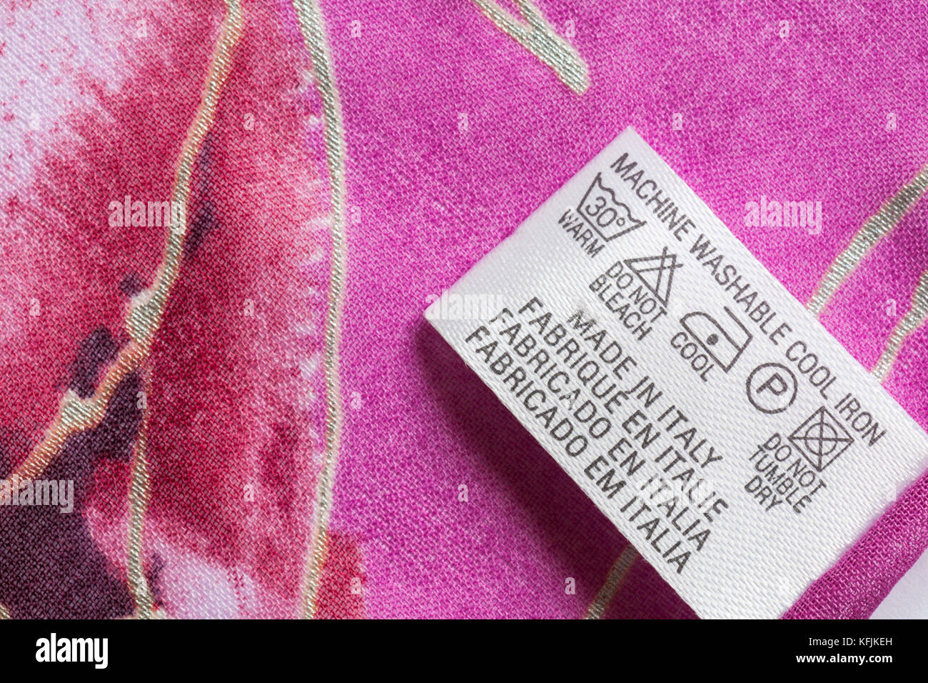 Etichetta nella donna sciarpa rosa made in Italy con cura i simboli di  lavaggio - venduti nel Regno Unito Regno Unito, Gran Bretagna Foto stock -  Alamy