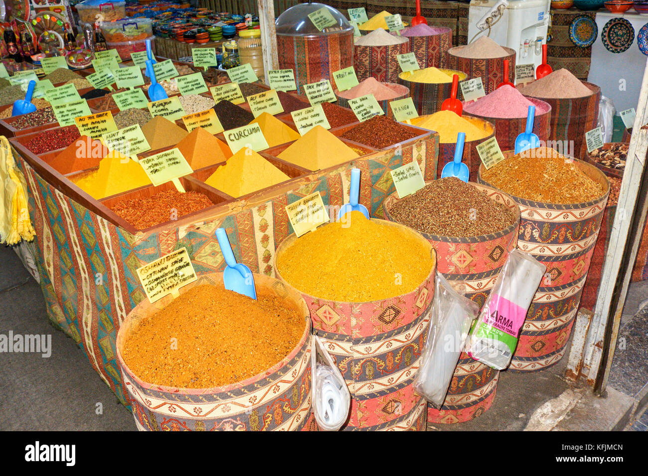 Display colorato di spezie ed erbe nel Vecchio Bazar in Antalya. La Turchia. Foto Stock