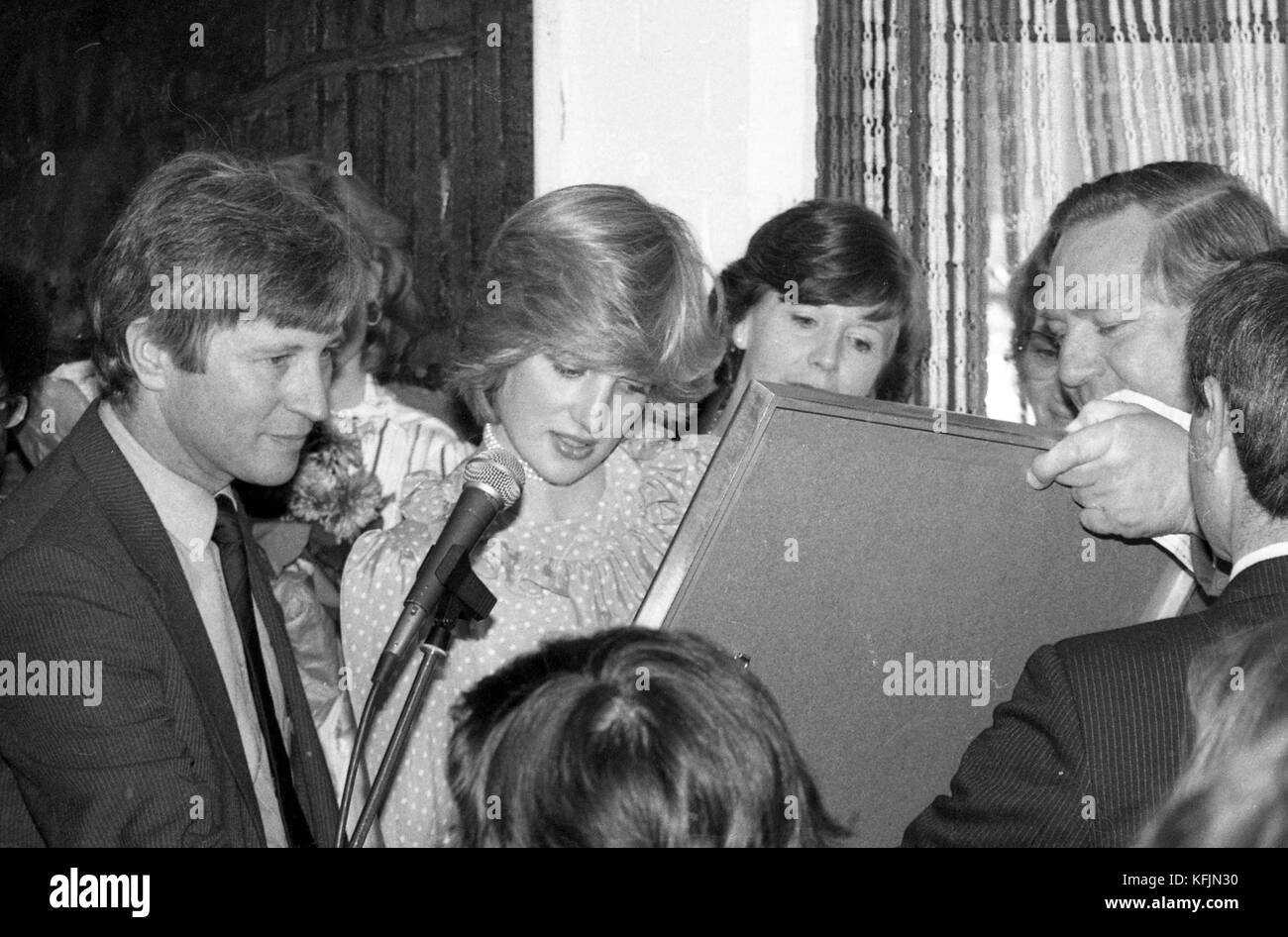 18 maggio 1982, Deptford. La principessa Diana su una visita reale per aprire la Albany Arts Centre per la comunità di Deptford. Foto di Tony Henshaw.Caption locale.Copyright Tony Henshaw Foto Stock