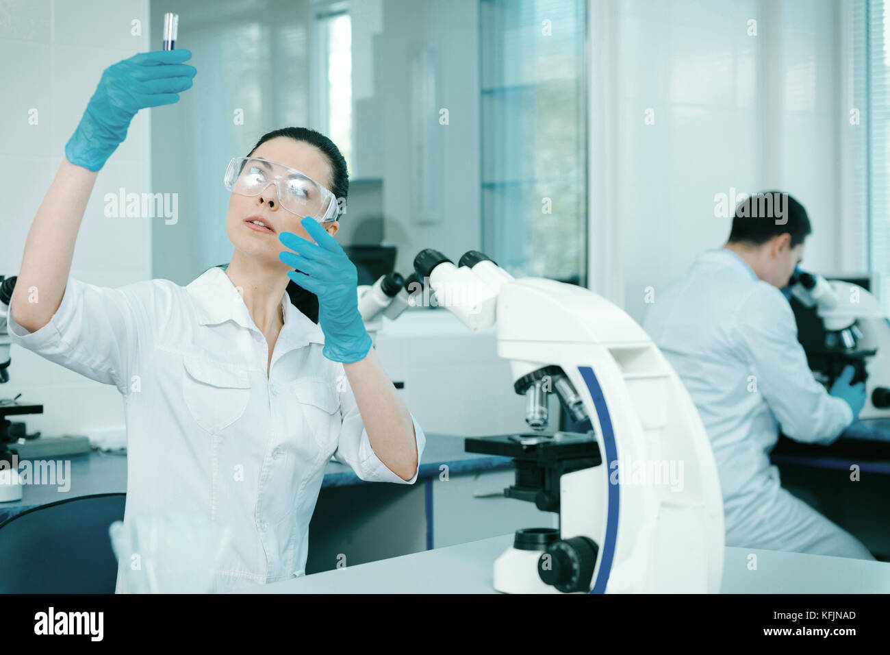 Autorità assistente di laboratorio facendo checkup di reagente Foto Stock