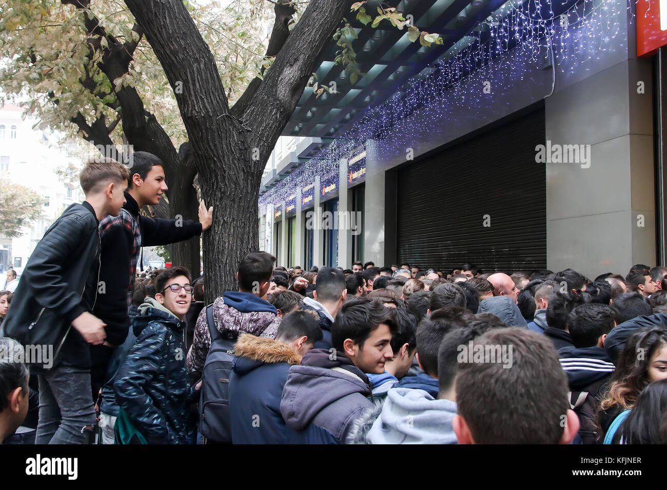 Salonicco, Grecia - 25 novembre 2016. La gente in attesa al di fuori di un department store durante il Black Friday shopping offerte, a nord della città greca della Foto Stock