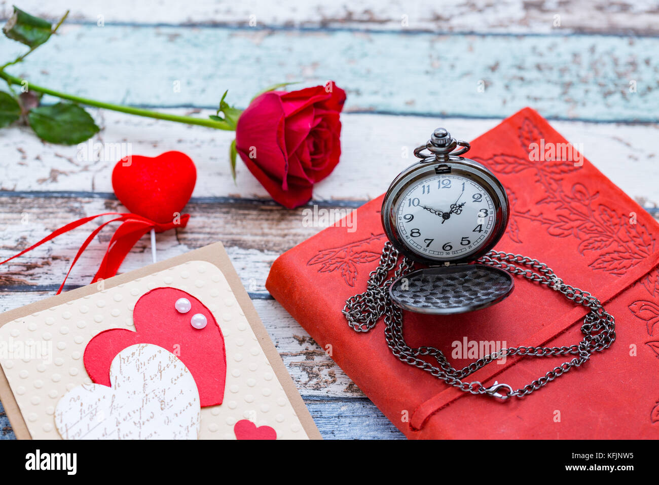 Tempo per l'amore: Red Rose, cuore e ufficiale con orologio da tasca Foto  stock - Alamy