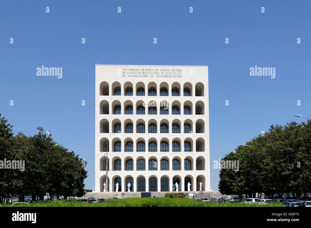Il Palazzo della Civilta Italiana, noto come il Colosseo quadrato (Colesseo  Quadrato). EUR, Roma, Italia. Attualmente la sede di Fendi Foto stock -  Alamy
