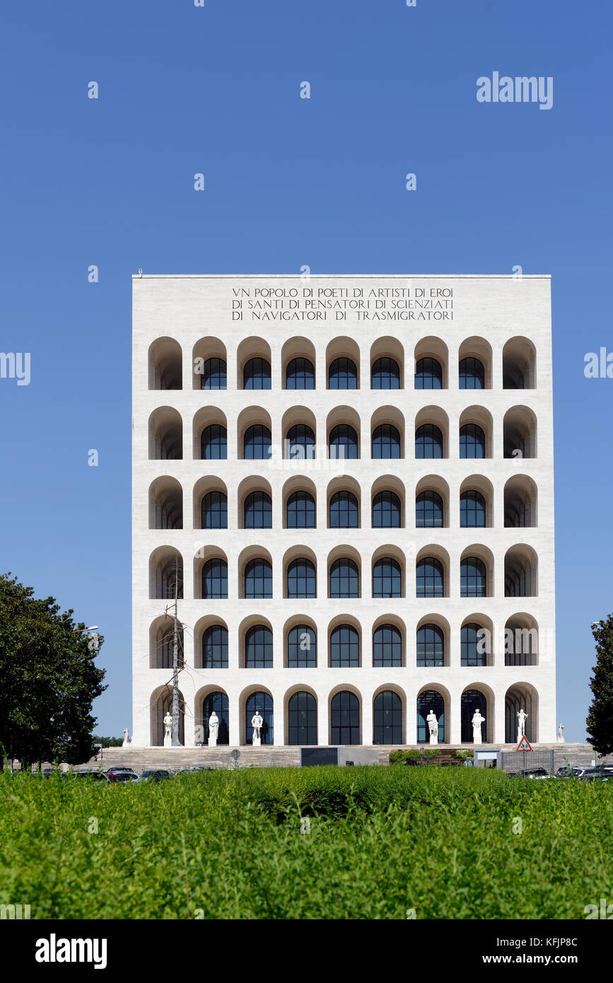 Il Palazzo della Civilta Italiana, noto come il Colosseo quadrato (Colesseo  Quadrato). EUR, Roma, Italia. Attualmente la sede di Fendi Foto stock -  Alamy